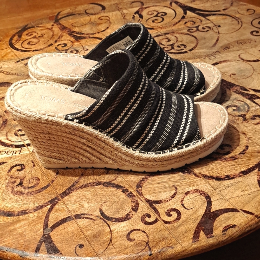 Tom’s Sandals size 9 M -like new!